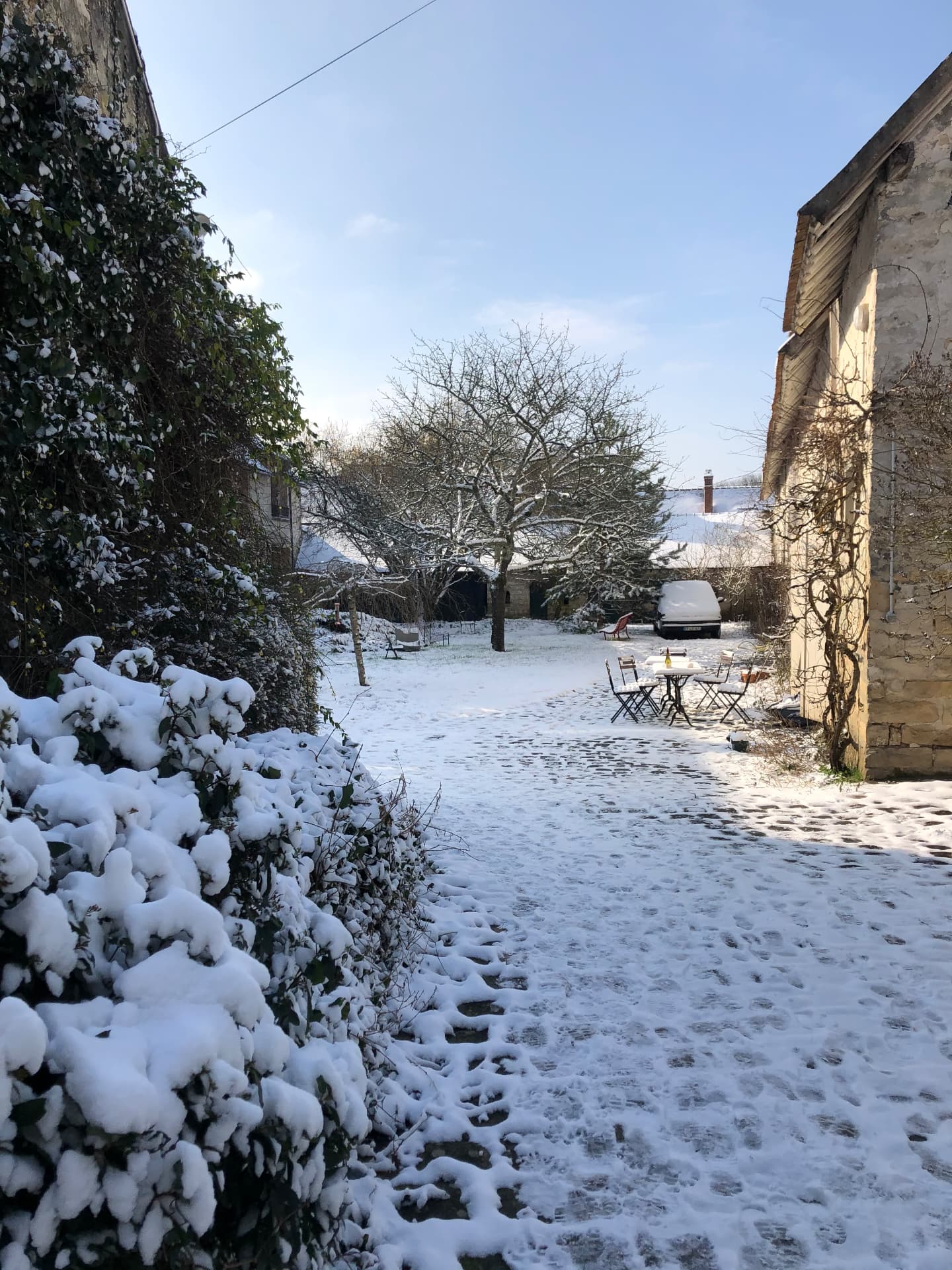 La cour sous la neige