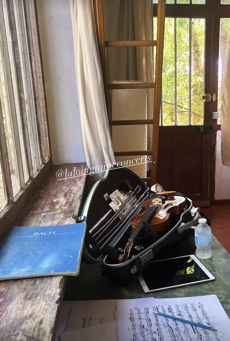 Un étui de violon ouvert sur une partition de Bach