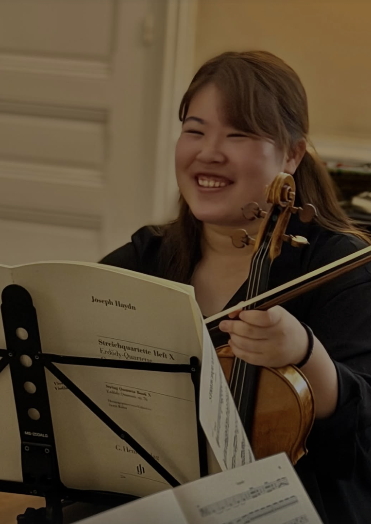 Une altiste rit pendant une répétition, un quatuor de Haydn sur le pupitre